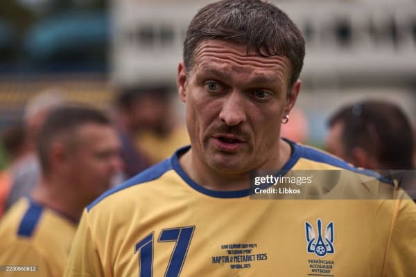 Александр Усик Рикарду Куарежма, Луиш Нани ва Петр Чех каби юлдузлар билан бир майдонда тўп тепди