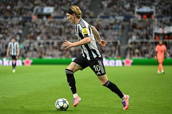 Энтони Гордон: "Ҳатто "Челси" ва "Манчестер Сити" ҳам "Барселона"дек тўпни назорат қила олмайди"