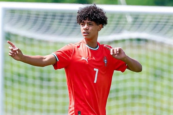 Кичик Криштиану қайси клуб билан шартнома имзолайди?