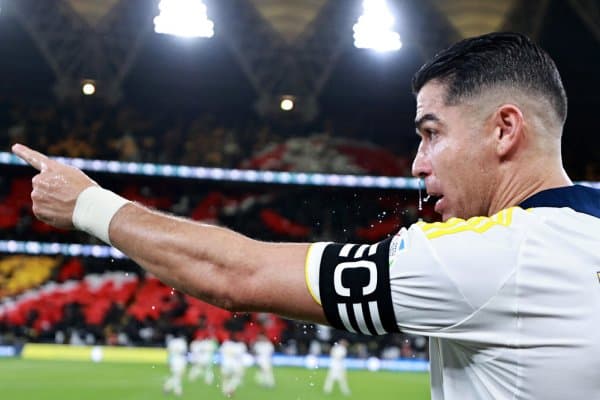 Ўзининг катта рекордини янгилаган Роналду эмоцияга берилиб кетди