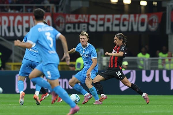 А Серия. "Милан" 1 киши кам бўлиб марказий тўқнашувда "Наполи"ни енгди