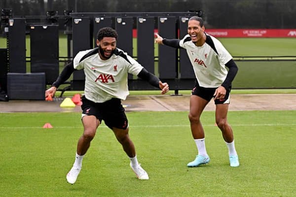 "Ливерпуль" ҳимоячиси қишда жамоани тарк этиш нияти йўқ!