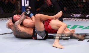 Дейвисон Фигейреду очколар бўйича, Чарльз Оливейра сабмишн орқали ғалаба қозонди, бошқалар эса...