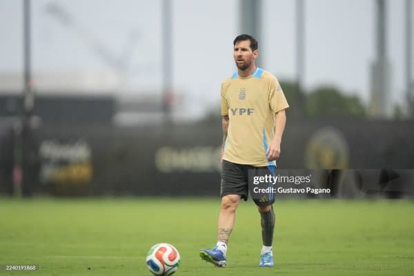 Месси ватандошларини ярим финал йўлланмаси билан табриклади