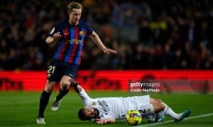 Де Йонг Карвахални танқид қилди