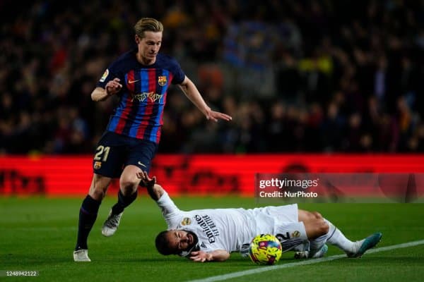 Де Йонг Карвахални танқид қилди