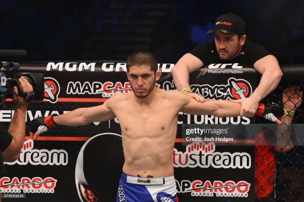 Ислом Махачев 2015 йилдаги версияси билан жанг қилганда, қандай натижа қайд этиларди?