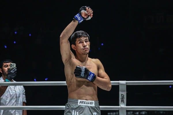 Авазбек Холмирзаев ажойиб тарзда ғалаба қозонди