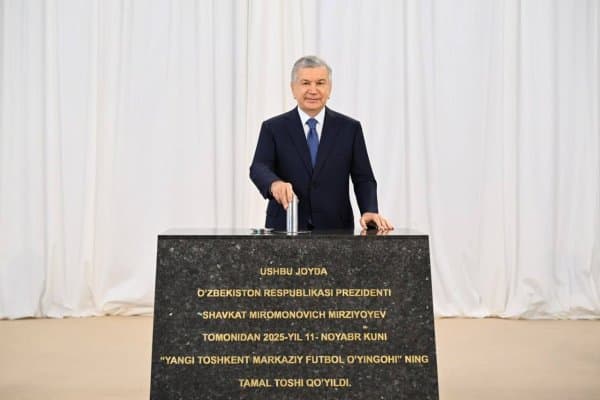 Президент Шавкат Мирзиёев Янги Тошкентда 55 минг ўринли футбол стадиони лойиҳаси билан танишди