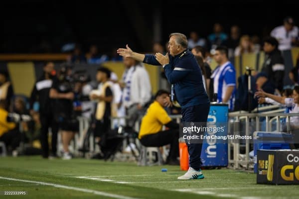 Еттита терма жамоада ишлаб, деярли ер шарининг ярмида мураббийлик қилган одам ким? У Кюрасао билан мундиал йўлланмасини қўлга киритди!