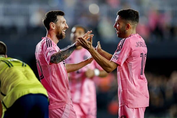 Альба: "Мессини "Камп Ноу"да қадрлашлари керак"