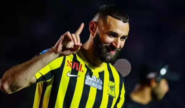 Бензема ўзига жамоа тузди