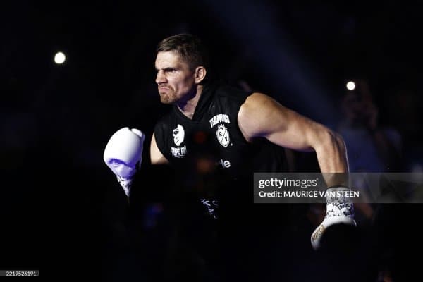 GLORY юлдузи 12 йил ҳимоя қилган камаридан воз кечди