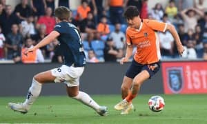 Шомуродов жамоани якка ўзи елкасида кўтариб келяпти...