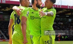 МЮ икки футболчисига чиқиш эшигини кўрсатди