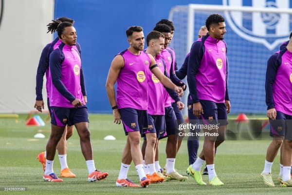 "Барселона" ҳимоячиси билан шартнома узайтирди