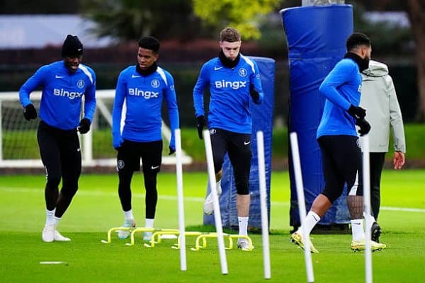 Палмер махсус оёқ кийим билан "Челси машғулотларига қайтди