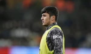 Ҳусанов жойига мўлжалланган футболчини икки рақиб “юлиб” кетмоқчи