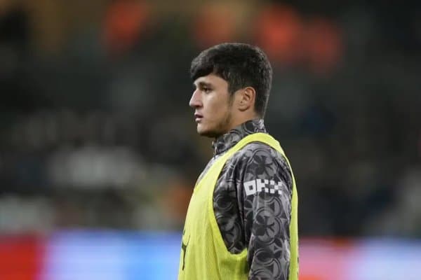 Ҳусанов жойига мўлжалланган футболчини икки рақиб “юлиб” кетмоқчи