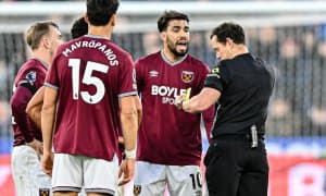 Бош мураббий бир дақиқада иккита сариқ карточка олган футболчини “разбор”га чақирди