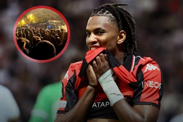 Фанатлар футболчиларни дўппослади