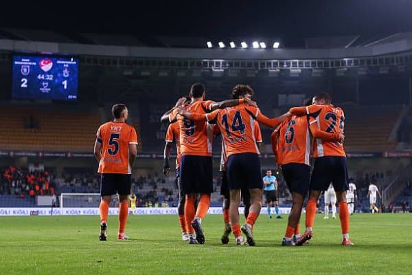 Туркия Суперлигаси. "Истанбул Башакшеҳир" - "Фенербахче": Шомуродов ва Файзуллаев асосийдами? 