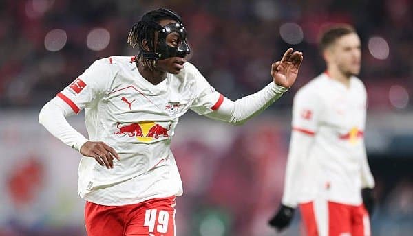 Хет-трик қилган 19 ёшли футболчини 8 гранд талаша бошлади