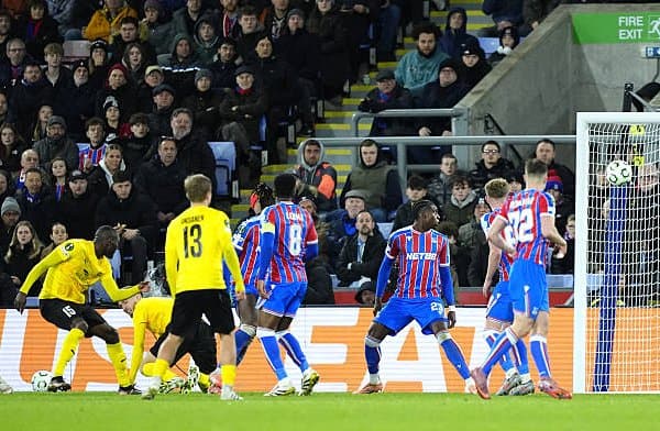 КЛ. "Кристал Пэлас" жанговар дуранг ўйнади. "Райо"дан йирик ғалаба, "Фиорентина" эса минимал ҳисобда ютқазди 