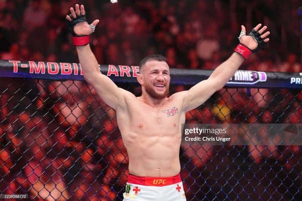 Мераб Двалишвили "MMA Junkie" талқинига кўра, йилнинг энг яхши жангчиси деб эълон қилинди