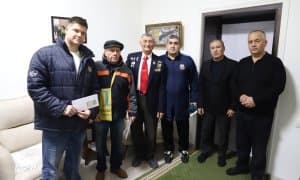 Перед праздником группе спортивных ветеранов были вручены подарки