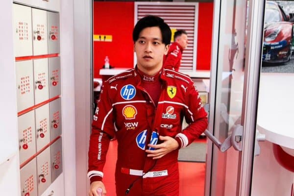 "Кадиллак" "Феррари"нинг захира пойгачиси билан шартнома имзолади