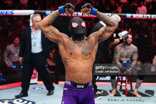 UFC жангчисининг мағлубиятсиз рекорди қайта тикланди