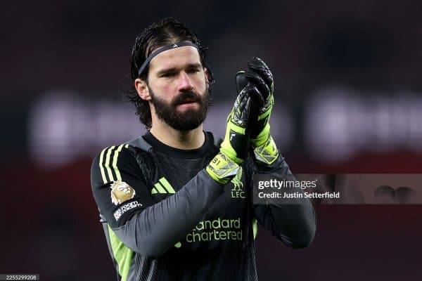 Алиссон "Арсенал"нинг қимматбаҳо футболчисидан 5 баробар кўпроқ тўп билан муомала қилди