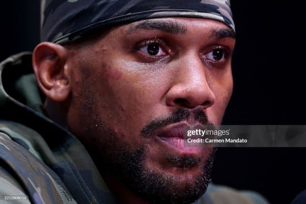 Энтони Жошуа автоҳалкатда вафот этган мураббийлари ҳақида нима деди?