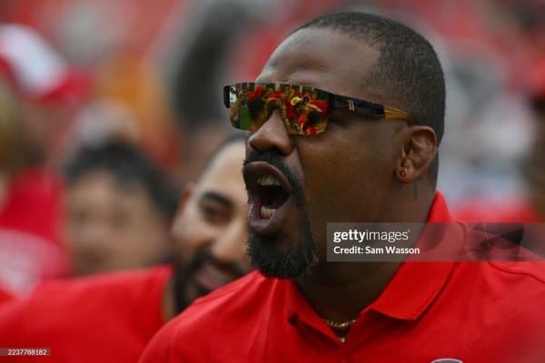 Жон Жонсни ҳайратга солган UFC жангчиси ким?