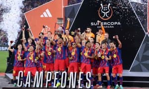 "Барселона" 2011 йилдан бери кетма-кет икки мавсумда Суперкубокни қўлга киритган биринчи жамоа бўлди
