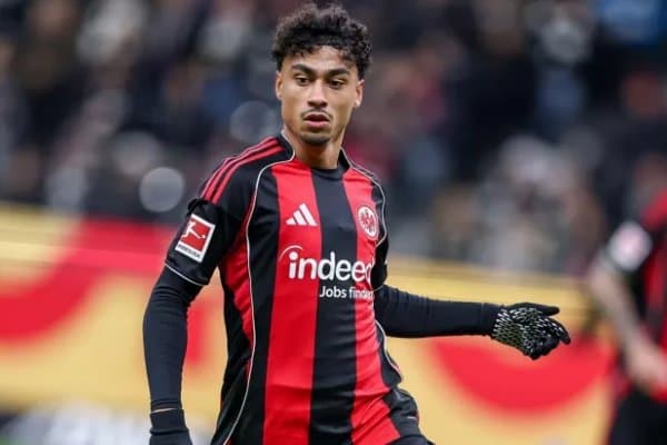 “Манчестер Сити” бир ҳимоячини учта клуб билан талашяпти