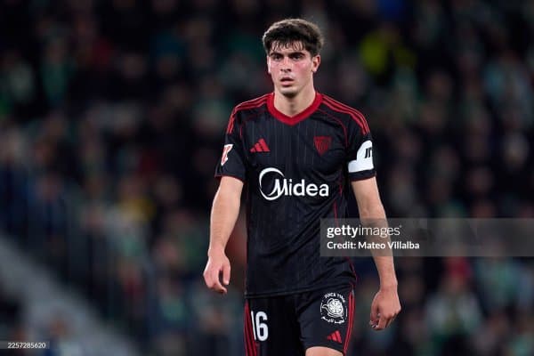 "Ювентус" "Севилья" ҳимоячисини ўз сафига қўшиб олмоқчи