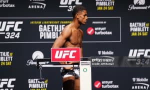 Ана холос: UFC жангчиси вазн ўлчаш маросими пайтида ҳушини йўқотди