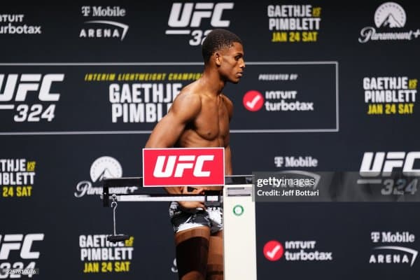 Ана холос: UFC жангчиси вазн ўлчаш маросими пайтида ҳушини йўқотди