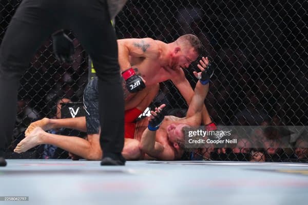 Жастин Гэтжи Дана Уайтнинг "эркатойи"ни янчиб ташлади, Умар ва Шон ҳам ғалабага эришди!