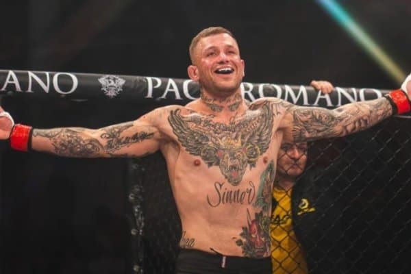 Чехиядаги турнирда ММА жангчиси рақибининг қулоғини тишлаб олди