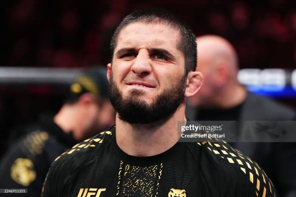 Ислом Махачев авиокомпанияни кескин танқид қилди