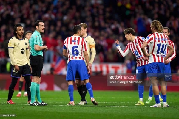 “Барселона”ни “Атлетико” тор-мор этди, ҳакамлар эса қарашиб юборди