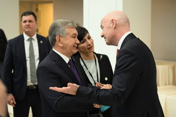 Президент Шавкат Мирзиёев ФИФА президенти Жанни Инфантино билан учрашди