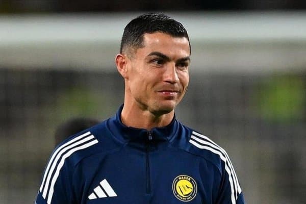 Роналду Испаниядан жамоа сотиб олди ва уни суперклубга айлантиради