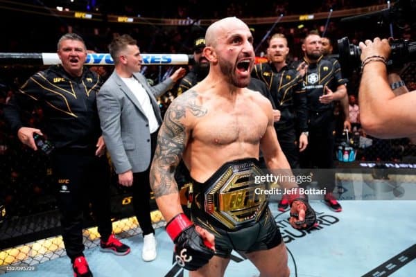 Александр Волкановски UFC билан янги шартнома имзолади 