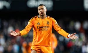 Мбаппе қочиб юрибди