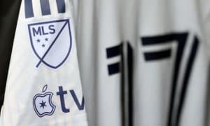 Икки футболчи умрбод футболдан ҳайдалди