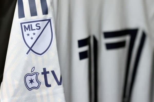 Икки футболчи умрбод футболдан ҳайдалди